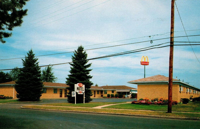 Star Motel (Strohs Motel) - Old Postcard